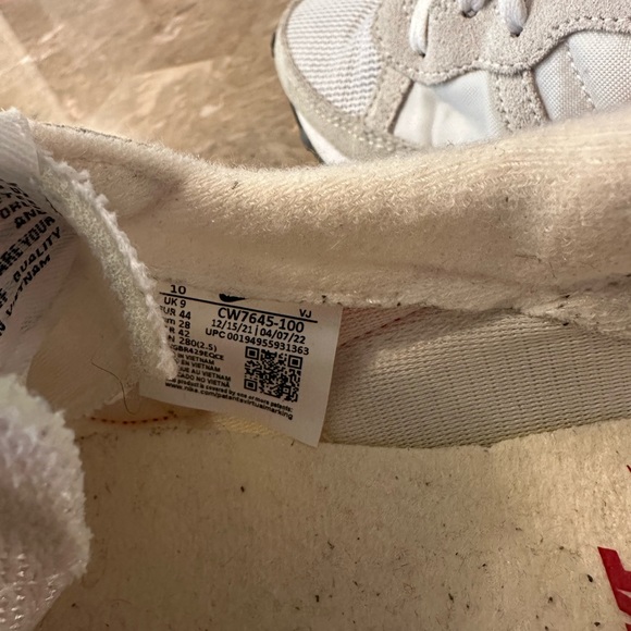 Nike - Picture 3 of 7